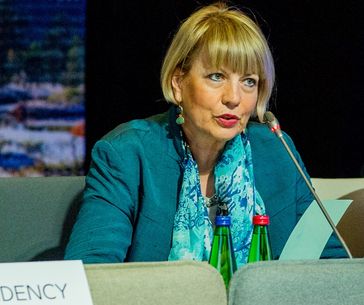 Helga Schmid Bild: EU2017EE Estonian Presidency - Flickr, CC BY 2.0, https://commons.wikimedia.org/w/index.php?curid=60711858