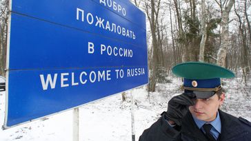 Symbolbild: Ein Grenzschutzbeamter an der russisch-litauischen Grenze.