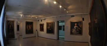 Dessauer Gemälde in der Dauerausstellung des Museums in Poltawa. Ganz links neben dem Durchgang: Karl von Anhalt, gemalt von Lucas Cranach d. J. Mitte links neben dem Durchgang: Friedrich II. von Preußen, Antoine Pesne. Ganz rechts neben dem Durchgang: Casimire von Anhalt Dessau, gemalt von Lisiewski. BILD: Poltava Art Museum