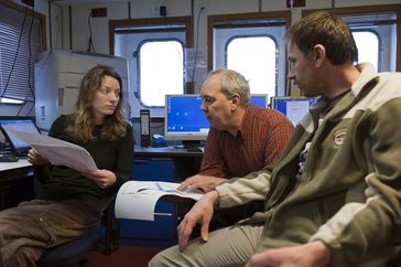 Dr. Miriam Römer, Prof. Gerhard Bohrmann und Dr. Paul Wintersteller diskutieren während der Expediti
Quelle: Foto: vdl, MARUM (idw)