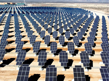 Solarpanele in der Wüste Bild: UM / Eigenes Werk