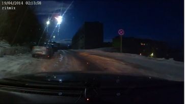 Screenshot aus dem Youtube Video "Meteorite in Murmansk, Russia 19/04/2014 Meteorite 2014"