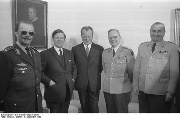 Verteidigungsminister Schmidt (zweiter von links) auf einer Begegnung von Brandt mit der Bundeswehrführung, 1969 (links: Johannes Steinhoff, rechts neben Brandt: Ulrich de Maizière).