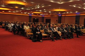 Zahlreiche Zuhörer folgten auf dem ANZAG Apotheker-Forum den Ausführungen von Prof. Dr. Lothar Späth zum Thema "Unternehmen im Wandel - Visionen für morgen". Bild: ANZAG
