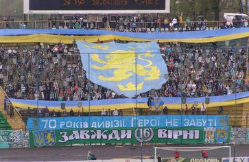 Fans des westukrainischen Fußballclubs Karpaty Lwiw zeigten zum 70-jährigen Jubiläum der Einheit ein Banner mit dem Abzeichen der Division "Galizien", 2013