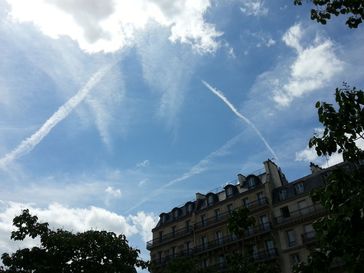 Chemtrails - persistente Kondensstreifen - über Paris am 22. Juli 2015