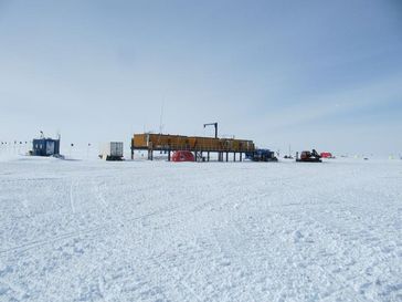 Kohnen-Forschungsstation des Alfred-Wegener-Instituts in der Antarktis, 2892 Meter über dem Meer, mit Wetterstation links. Quelle: "Foto: Peter Lemke" (idw)