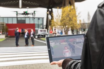 Vodafone zeigt auf der CeBIT mit LTE vernetzte Drohnen, die für Sicherheit aus der Luft sorgen könnten. Bild: "obs/Vodafone GmbH"