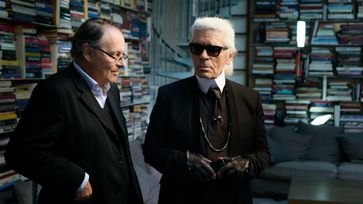 Designer Karl Lagerfeld (r.) im Gespräch mit Filmemacher Gero von Boehm (l.). Bild: ZDF Fotograf: Till Vielrose