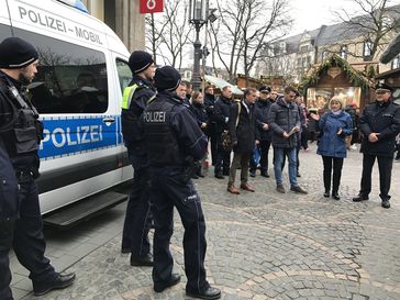 Polizeipräsidentin Ursula Brohl-Sowa stellt die Bodycams auf der Wache Weihnachtsmarkt vor. Bild: Polizei