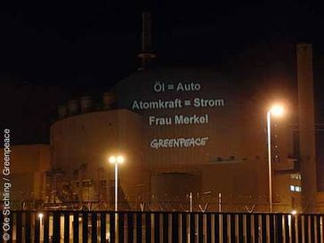 Leuchtender Protest am Atomkraftwerk Brokdorf. Foto: Greenpeace e.V. 