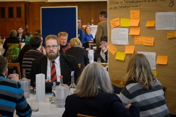 Diskussionsrunde einer Bürgerkonferenz zum Dialogforum Freihandel. Bild: "obs/IFOK GmbH/André Wagenzik"