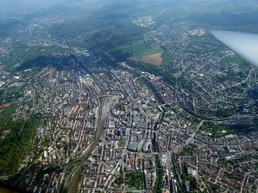 Ein Luftbild der Großstadt Pforzheim. Fast soviele Ausländer wie dort leben sind gerade frisch eingewandert.