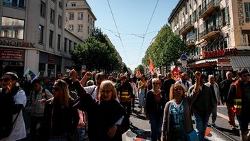 Auch nach der Durchsetzung des von den Franzosen mehrheitlich abgelehnten Rentengesetzes am Parlament vorbei reißen die Proteste nicht ab. Bild: www.globallookpress.com / Charlotte Moreno