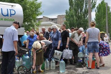 In Lugansk warten Menschen auf die Verteilung von Trinkwasser. Bild: UNICEF Ukraine