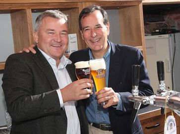 Dr. Josef Schradler, Geschäftsführer der deutschen Brauerei Weihenstephan, und Jim Koch, Bierbrauer und Gründer von Samuel Adams. Bild: Samuel Adams