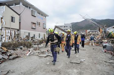 Eintreffen eines US-amerikanischen USAR-Teams in dem vom Tsunami verwüsteten Ort Ōfunato in der Präfektur Iwate auf Honshū