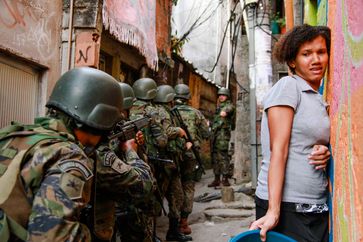 Armenviertel in Brasilien: Für Kinder und Jugendliche gehören Militärpräsenz und Gewalt zum Alltag Bild: terre des hommes Deutschland e. V. Fotograf: Bruno Itan