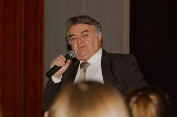 Herbert Reul bei einer Diskussion mit Schülern anlässlich des Europatages 2015
