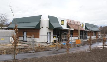 McDonald’s-Filiale in neuer Farbgebung in Bau