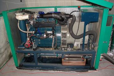 Ein Blockheizkraftwerk (BHKW), welches mit kaltgepresstem Rapsöl betrieben wird. Bild: wikipedia.org