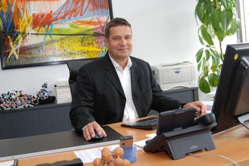 Prof. Peter Bäuerle ist Mitbegründer von Heliatek und leitet das Institut für Organische Chemie II und Neue Materialien an der Universität Ulm
Quelle: Foto: Uni Ulm (idw)