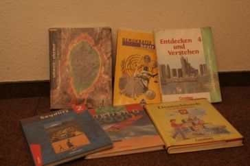 Diverse Schulbücher (Symbolbild)