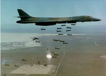 Ein US-amerikanischer B-1-Bomber wirft 30 Cluster-Bomben ab