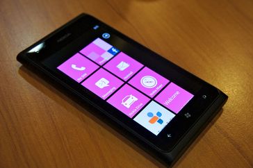Das Nokia Lumia 900 ist ein Smartphone der Lumia-Serie des finnischen Herstellers Nokia, das mit einem größeren Touchscreen und einer Frontkamera als Verbesserung das zuvor erschienene Lumia 800 als neues Nokia-Spitzenmodell ablöste. Es erschien zuerst in den USA mit LTE-Unterstützung, in Deutschland wird jedoch nur der besonders schnelle DC-HSPA+ Modus mit 42 MBit/s unterstützt.  Der Nachfolger ist das Nokia Lumia 920.