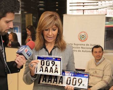 Julia Cardozo, Leiterin der Dirección del Registro de Automotores präsentiert das neue MERCOSUR-Kennzeichen in Paraguay.