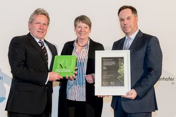 Auszeichnung für das Projekt AmpaCity: Dr. Joachim Schneider (l.), Technikvorstand der RWE Deutschland AG, nimmt in Berlin den IKU Innovationspreis für Klima und Umwelt 2015 von Dr. Barbara Hendricks, Bundesministerin für Umwelt, Naturschutz, Bau und Reaktorsicherheit, und Holger Lösch, Mitglied der Hauptgeschäftsführung des BDI, entgegen.Bild: "obs/RWE Deutschland AG/Christian Kruppa"