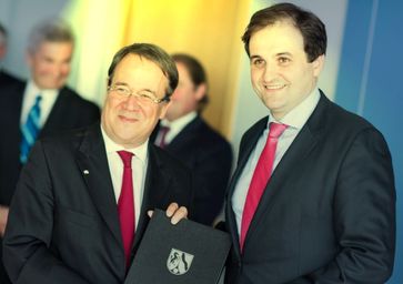 Nathanael Liminski (rechts) mit Armin Laschet (links) (2017)