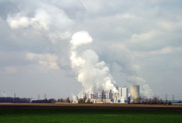 Wasserdampfschwaden mit Wolkenbildung aus den Kühltürmen des Braunkohlekraftwerks (Symbolbild)