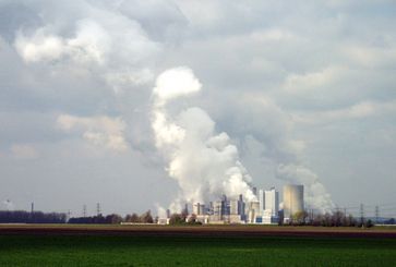 Wasserdampfschwaden mit Wolkenbildung aus den Kühltürmen des Braunkohlekraftwerks (Symbolbild)