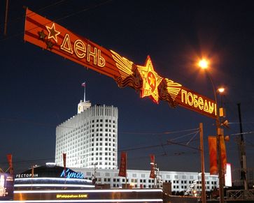 Leuchtschrift zum 9. Mai vor dem Weißen Haus, dem Regierungssitz in Moskau.