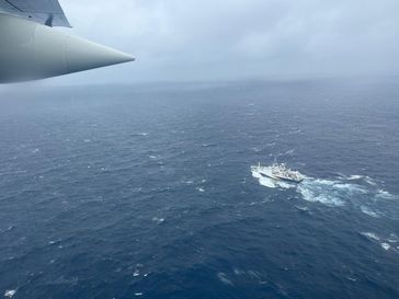 Eine HC-130 der US Coast Guard beim Überfliegen des französischen Forschungsschiffes L’Atalante