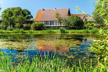 Fachwerk-Idylle in Swołowo (Schwolow) · Bild: Polnisches Fremdenverkehrsamt / UM / Eigenes Werk