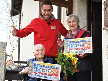 Mutter Hildegard und Tochter Annemarie freuen sich gemeinsam mit Lotterie-Botschafter Kai Pflaume über ihren Gewinn. Bild: Deutsche Postcode Lotterie Fotograf: Wolfgang Wedel