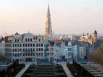 Brüssel: Blick vom Kunstberg (Mont des Arts) nach Nordwest, in der Mitte der Turm des gotischen Rathauses