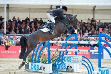 John Whitaker entscheidet die erste Etappe der DKB-Riders Tour in Hagen a.T.W. für sich. Bild: "obs/Comtainment GmbH"