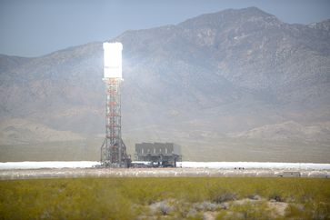 Solarkraftwerk Ivanpah: Ein in Betrieb genommener Turm