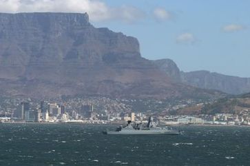 Die Fregatte HAMBURG F220 der Fregatten Klasse 124 vor dem Tafelberg in Kapstadt in Südafrika. Bild: Deutsche Marine