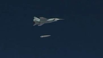 Archivbild: Ein russisches Kampfflugzeug feuert eine Kinschal-Hyperschallrakete ab, 19. Februar 2022. Bild: VERTEIDIGUNGSMINISTERIUM DER RUSSISCHEN FÖDERATION / Sputnik