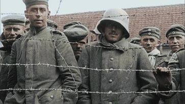 Das Bild zeigt deutsche Soldaten in französischer Kriegsgefangenschaft. / Bild: "obs/National Geographic Channel/ECPAD / National Geographic Channels"