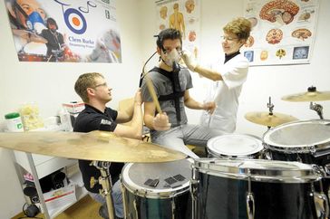 Während Björn Stang von der Chemnitzer Robert-Schumann- Philharmonie seine Schlagzahl pro Minute ständig steigert, überprüfen Ronny Lachmann und Steffi Hallbauer von der Professur Sportmedizin/-biologie Puls, Laktatwerte und Atemgas. Foto: TU Chemnitz/Andreas Seidel