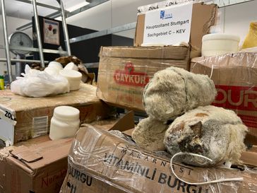 Unter den 288 Kilogramm beschlagnahmten Käse befanden sich auch Spezialitäten, wie in Ziegenfelle eingenähte Höhlenkäse. Bild: Zoll
