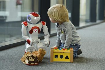 Wie ein Roboter Kinder beim Erlernen einer Zweitsprache unterstützen kann, untersuchen Forschende des Exzellenzclusters CITEC in einem EU-Projekt. Foto: CITEC/Universität Bielefeld Quelle: Foto: CITEC/Universität Bielefeld (idw)