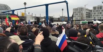 Bild: Screenshot Youtube Video "BERLIN 12.03.2016 DEMO GEGEN MERKEL"