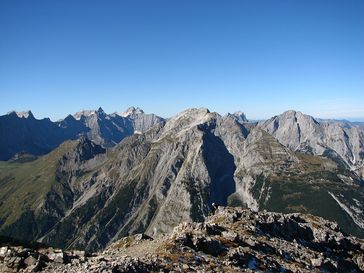 Die Gamsjochgruppe von der Sonnjoch-Westflanke, links die Laliderer Wand mit Kaltwasserkarspitze und Birkkarspitze, rechts hinten die Falkengruppe