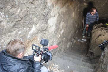 Eine bemerkenswerte Entdeckung fast 70 Jahre nach Kriegsende, handelt es sich um den Eingangsbereich für ein bislang unbekanntes Stollensystem, wie Geoelektrik-Messungen es vermuten lassen? Bild: "obs/ZDF"